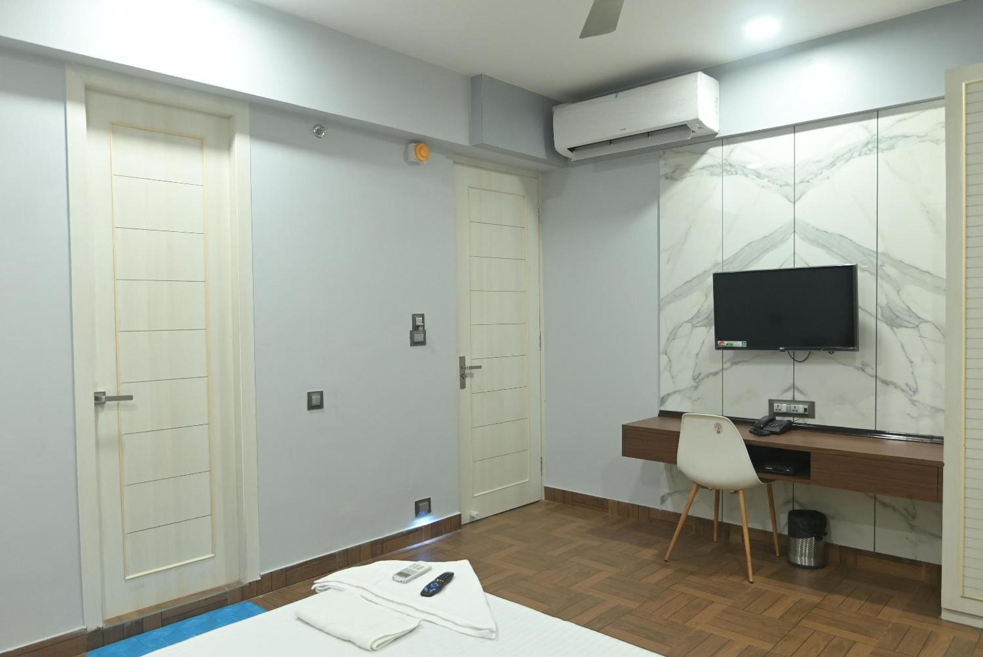 Nk7 Newtown Hotel Kolkata Exterior photo